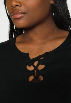 Curvy Front Lace - T-Shirt Basique - Black 9 Curvy Front Lace - T-Shirt Basique - Black -Hauts Boutique 1aedc7f34d1f4f3da1a168ca8b48e424