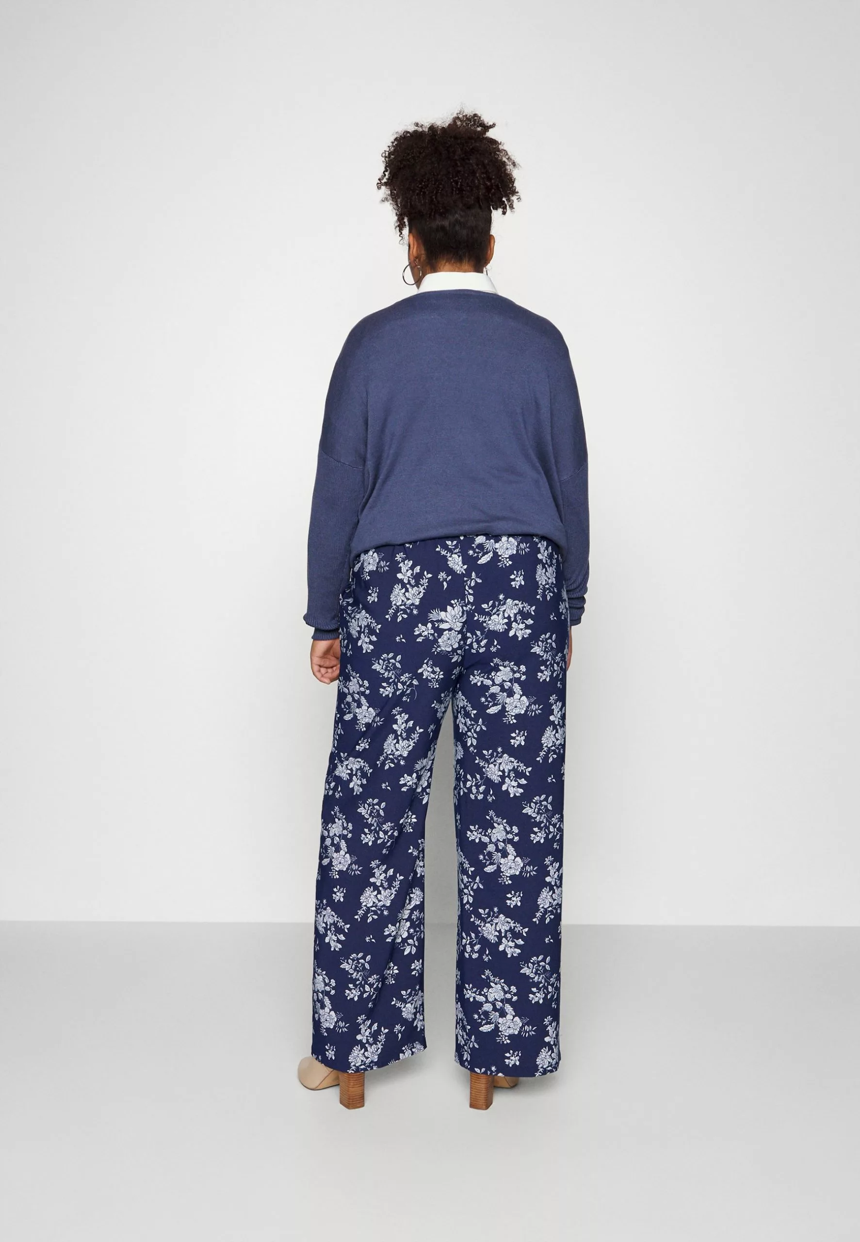 Wide Leg Pant - Pantalon Classique - Dark Blue/Off-White 3 Wide Leg Pant - Pantalon Classique - Dark Blue/Off-White – Image 3