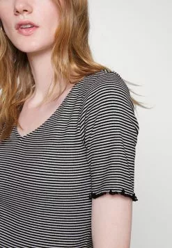 Anna Field T-Shirt Imprimé - White/Black 11 Anna Field T-Shirt Imprimé - White/Black -Hauts Boutique 3f6a6c09f3134aafba0fb8932285242b