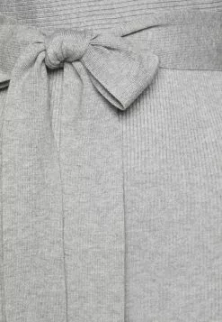 Anna Field Wrap V Ausschnitt Mini Strickkleid Mit Gürtel - Robe Fourreau - Mottled Grey -Hauts Boutique 68d56446f168416394635ca9462d93a4