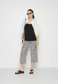 Hauts Boutique -Hauts Boutique 7038409e444842ad8fea1f40f57feb52