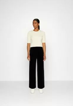 Anna Field Velvet Wide Leg Trousers - Pantalon Classique - Black -Hauts Boutique b9dd6352fbc447aa8ac5c2199bc0c6df