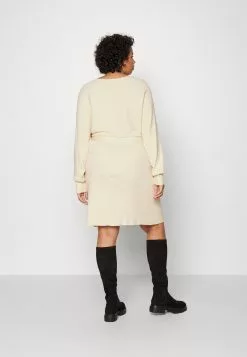 Wrap V Ausschnitt Mini Strickkleid Mit Gürtel - Robe Pull - Off White -Hauts Boutique ce2265a5ab814cec9cd1dbedf4a78989