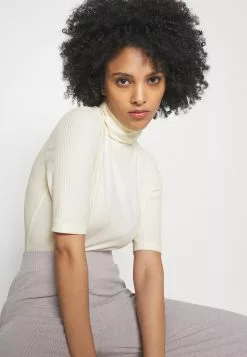 T-Shirt Basique - Off-White -Hauts Boutique e6e857e7af5949c79320b1159b85dc4c